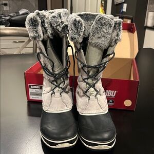 Khombu Women's Black and Gray Fur-Lined Boots